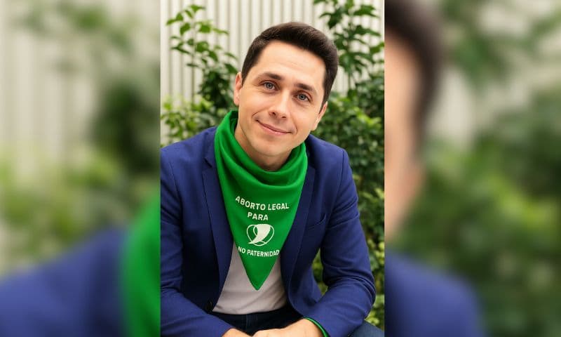 Hombre con pañuelo verde de aborto legal, elemento de una noticia ficticia.